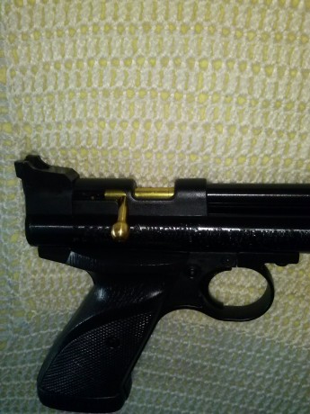 Buenos dias, compañeros, mi hijo está antojado en comprarse la pistola crosman 2240 en 5,5, va con botellas 30