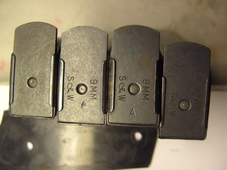 Buenas tardes:

se venden cargadores originales de S&W para pistola modelo 59, sirven incluso para 01