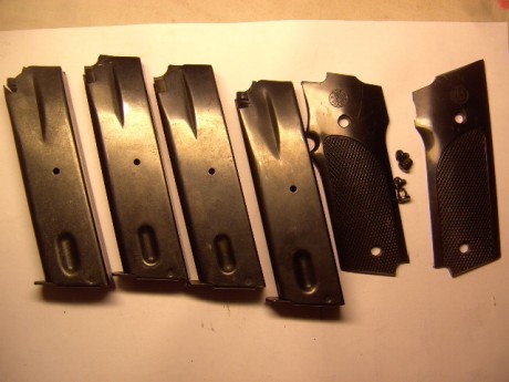 Buenas tardes:

se venden cargadores originales de S&W para pistola modelo 59, sirven incluso para 00