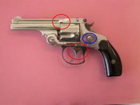 ¡ Hola !
Desearia información sobre este revolver, aunque no se aprecia en la foto sobre el cañon reza 30