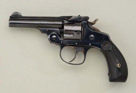 ¡ Hola !
Desearia información sobre este revolver, aunque no se aprecia en la foto sobre el cañon reza 40
