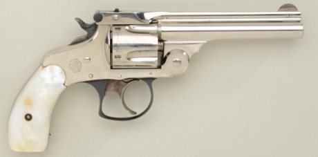 ¡ Hola !
Desearia información sobre este revolver, aunque no se aprecia en la foto sobre el cañon reza 50