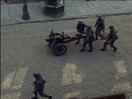 Compañeros,

En vista de las ganas de algunos (Elcafe, Wilcow, Vrakk, etc) por adivinar armas de películas 120