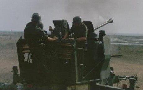Hola:

Los que peinamos canas y que aún hicimos la mili, seguro que algunas vez manejamos un arma o la 80