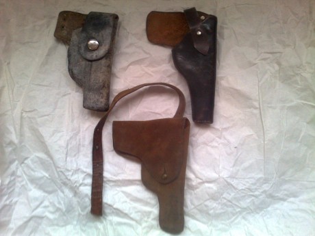 Hola a todos, tengo varias fundas de pistolas de las que llevaban nuestros abuelos en los años 30 fabricadas 21