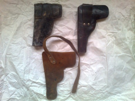 Hola a todos, tengo varias fundas de pistolas de las que llevaban nuestros abuelos en los años 30 fabricadas 20
