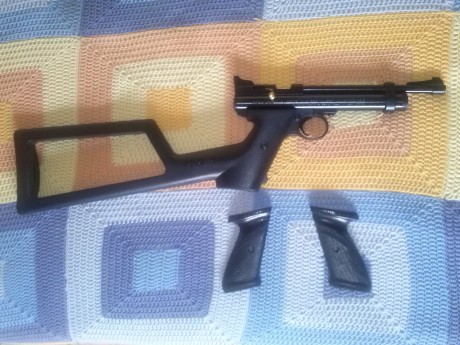 Buenos dias, compañeros, mi hijo está antojado en comprarse la pistola crosman 2240 en 5,5, va con botellas 120