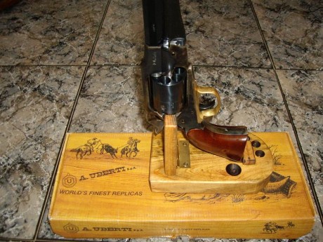  IMG_20240510_181113.jpg bancos de carga para remington y colt     30 euros y 15 euros el empistonador 30