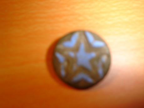 Me gustaría que alguién me ayudara sobre este botón o medalla con incrustación de estrella de cinco puntas.
Creo 00