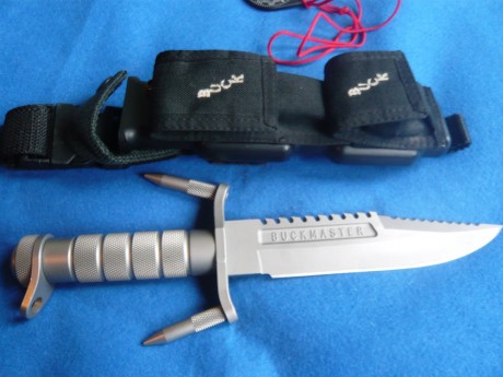 Buenas de nuevo, compañeros:

Os quiero presentar una de mis piezas preferidas, el cuchillo   Buckmaster 80