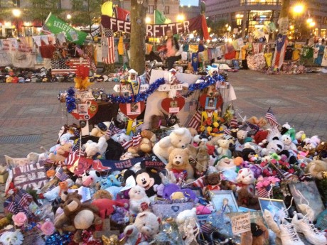   Dos explosiones dejan al menos dos muertos decenas de heridos en el Maratón de Boston  

 Según 'The 171