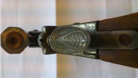 Me han pasado unas fotos para ver de identificar el arma,pero reconozco que estoy mas perdido que un eLefante 01
