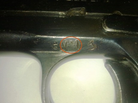 ¿Algien sabe que significado tiene el punzón "F" situado debajo del número de serie.Por otro 00