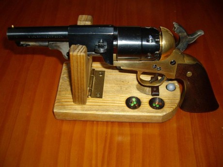  IMG_20240510_181113.jpg bancos de carga para remington y colt     30 euros y 15 euros el empistonador 110