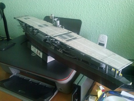 Pues aquí ando construyendo el Akagi, este portaviones, junto con sus compañeros al principio de la guerra 61