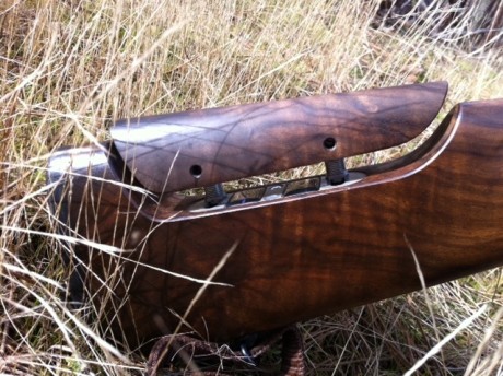 impresionante rifle de caza a larga distancia casi nuevo.
lujo, madera nogal grado 3 con pletinas de madera 01