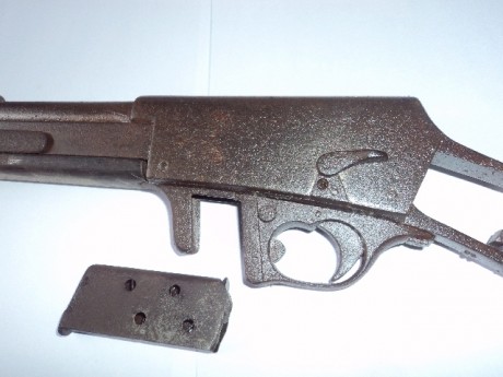 Buenas tardes.¿Alguien conoce la marca o el modelo de este fusil o carabina?
Saludos y gracias 01