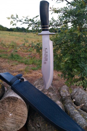 Hola gente!
Hoy me ha llegado un nuevo amigo en casa. Un Bowie Texas Hold'em de S&W. Robustez, simplicidad 32