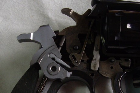 Le he cambiado el percutor por otro con levante para convertir mi Astra Match de Simple a Doble Acción.
Un 00
