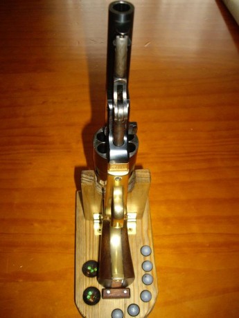  IMG_20240510_181113.jpg bancos de carga para remington y colt     30 euros y 15 euros el empistonador 30