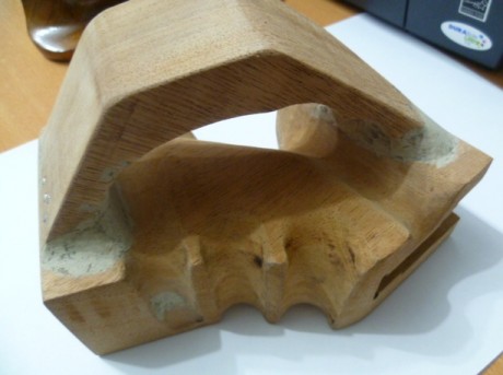 Hola a todos.
A ver si entre todos me decís cómo seguir con esto.
Quise personalizar la cacha de una Drulov 02