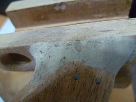 Hola a todos.
A ver si entre todos me decís cómo seguir con esto.
Quise personalizar la cacha de una Drulov 01