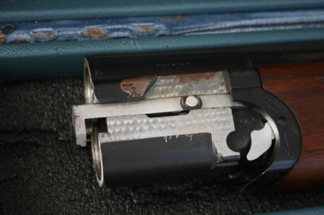 Buenas tardes,

Me ofrecen una Beretta S687 con las siguientes características:

Calibre 12/70
Superpuesta 122
