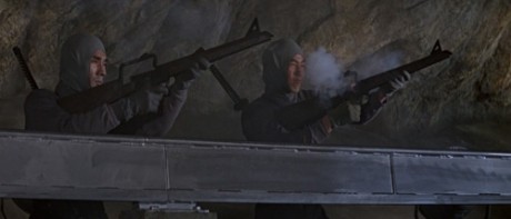 Compañeros,

En vista de las ganas de algunos (Elcafe, Wilcow, Vrakk, etc) por adivinar armas de películas 30