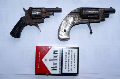 Hola a todos, revolviendo en el trastero me he encontrado estos dos revólveres que tienen que ser de finales 00
