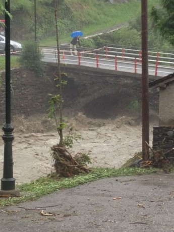 Buenos días.

El pasado martes día 18.06.2013, el agua arrasó el  :evil: Valle de Aran y otros lugares 01
