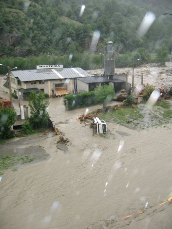 Buenos días.

El pasado martes día 18.06.2013, el agua arrasó el  :evil: Valle de Aran y otros lugares 12
