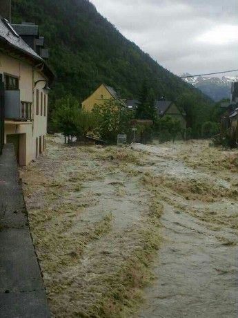 Buenos días.

El pasado martes día 18.06.2013, el agua arrasó el  :evil: Valle de Aran y otros lugares 21