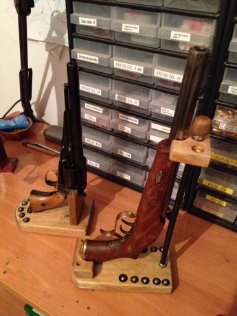  IMG_20240510_181113.jpg bancos de carga para remington y colt     30 euros y 15 euros el empistonador 81