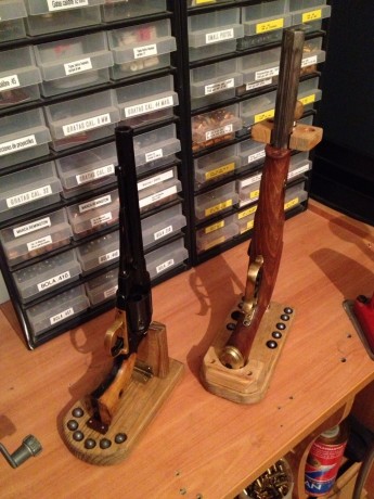  IMG_20240510_181113.jpg bancos de carga para remington y colt     30 euros y 15 euros el empistonador 80