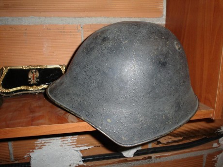 Saludos de nuevo!!!...tengo estos dos cascos militares y me gustaría saber de que modelo se tratan. ya 02