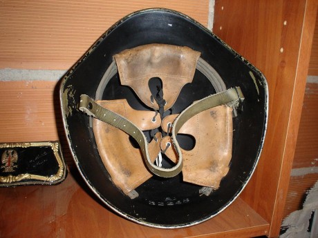 Saludos de nuevo!!!...tengo estos dos cascos militares y me gustaría saber de que modelo se tratan. ya 00