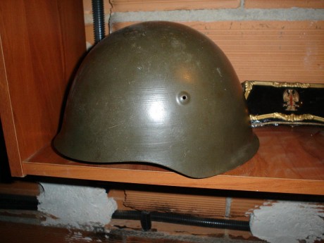 Saludos de nuevo!!!...tengo estos dos cascos militares y me gustaría saber de que modelo se tratan. ya 10