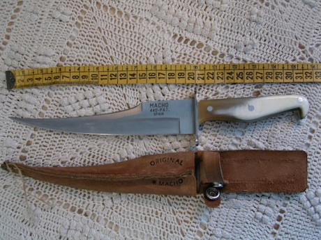 Un cuchillo, aunque no muy visto, de todos conocido, es el Macho Riojano.
Un cuchillo que se usaba tanto 110