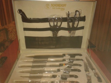 Hola, hace tiempo que heredé de mi suegro un maletín de aluminio con un juego de cuchillos y cubiertos, 01