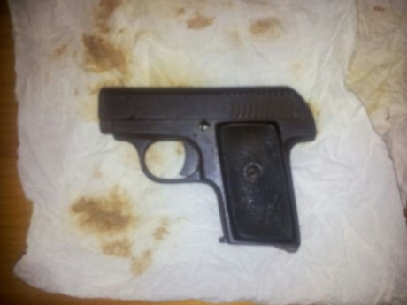 Buenas tardes, 

Me ha mandado un amigo una foto de una pistola que había en casa de su abuelo, a ver 00