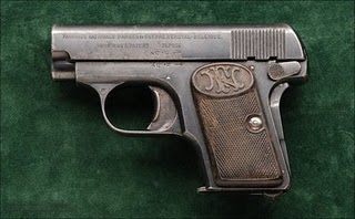 Buenas tardes, 

Me ha mandado un amigo una foto de una pistola que había en casa de su abuelo, a ver 60