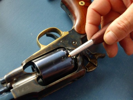  IMG_20240510_181113.jpg bancos de carga para remington y colt     30 euros y 15 euros el empistonador 00
