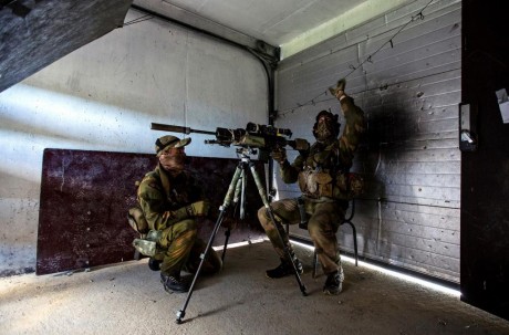 Agujeros de ratas, snipers holes, troneras o como le quieran llamar. Francotirador urbano el reto insuperable.

Un 101