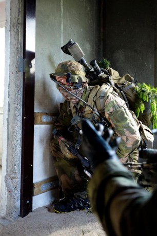 Agujeros de ratas, snipers holes, troneras o como le quieran llamar. Francotirador urbano el reto insuperable.

Un 120