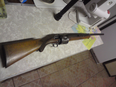 Hola, en 1899 un hombre llamado Becker diseño una escopeta basada en un revolver, la Becker Revolving.
Por 10