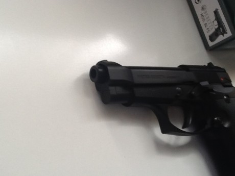 Ya me he hecho con la nueva Beretta de Umarex en Leopard de Madrid.
Os dejo unas fotitos no muy buenas....con 10