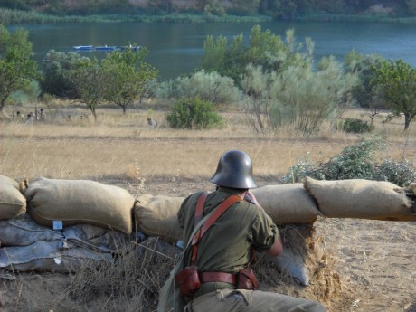  Buen corto !! pero hay una gran pega!! esos uniformes ni siquiera son españoles y esas escopetas de caza 91