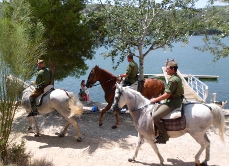  Buen corto !! pero hay una gran pega!! esos uniformes ni siquiera son españoles y esas escopetas de caza 102