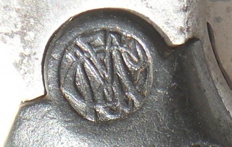 Un compañero me enviala la foto del logotipo de un "Euskaro"para identificar a su fabricante.Tiene 00