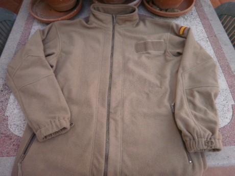 Talla 2 equivale a una M/L .El pantalon sin estrenar y el forro polar y la chaqueta usados en muy pocas 01